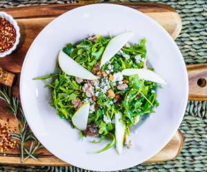 Arugula salad with pears